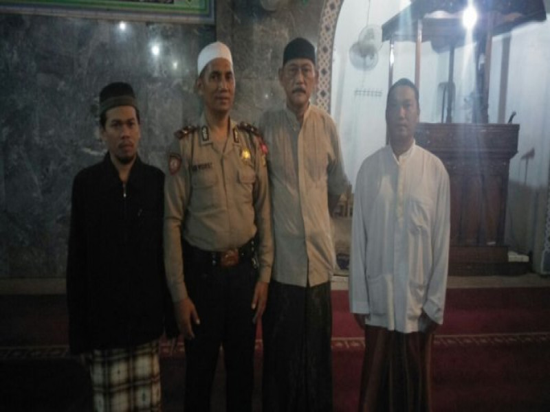 IMG-kanit-sabhara-ipda-nur-widayat-laksanakan-sholat-berjamaah-bersama-warga-di-masjid-jami-al-huda-batu-ceper