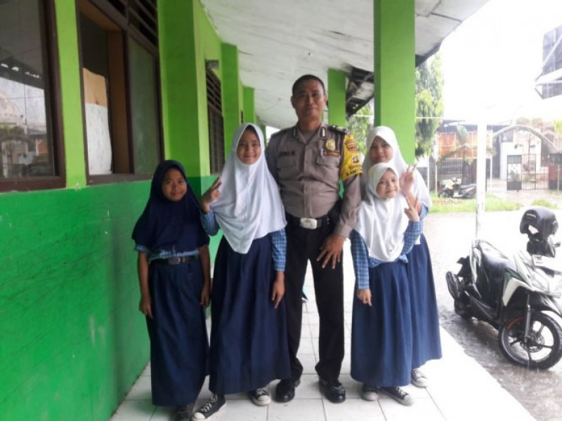 IMG-polisi-keliling-sekolah-bhabinkamtibmas-brigadir-joni-datangi-dan-kunjungi-sekolah-sd-mi-darusalam