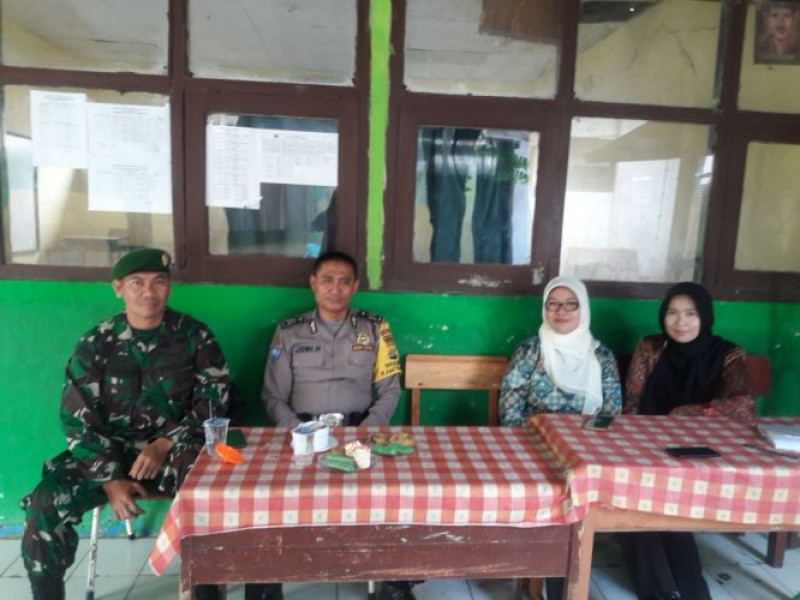 IMG-bhabinkamtibmas-brigadir-joni-dan-babinsa-lakukan-sambang-ke-sekolah-mts-darusalam