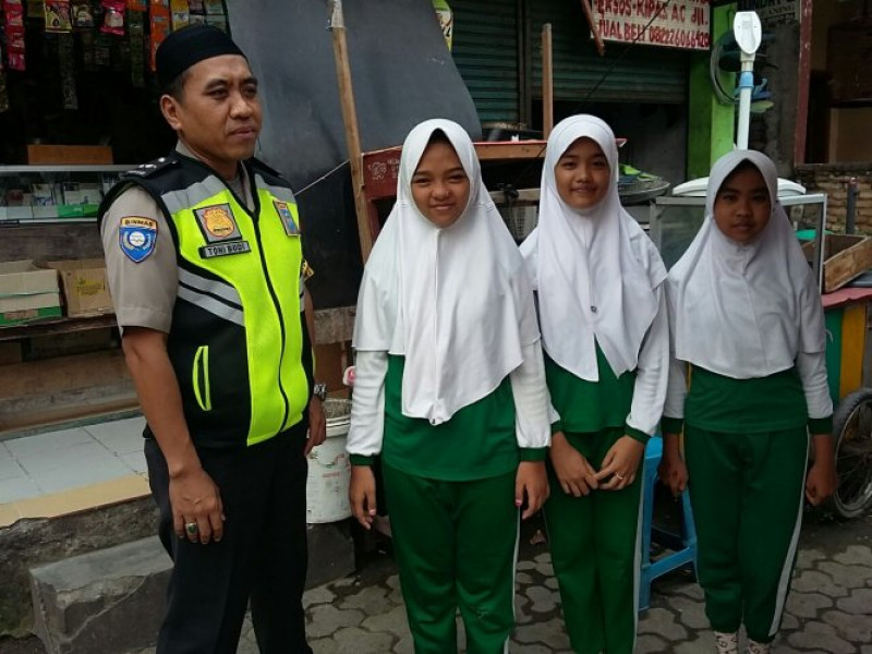 IMG-bhabinkamtibmas-aipda-toni-budi-melaksanakan-kegiatan-polisi-keliling-sekolah-di-sd-islam-yayasan-islam-al-ayaniah