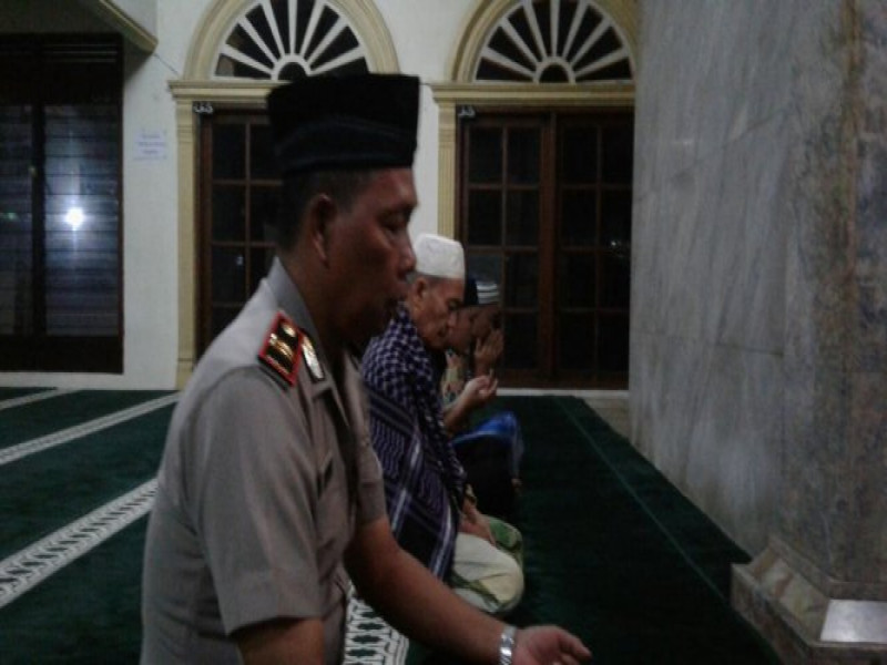 IMG-iptu-arwani-dan-aiptu-mkholib-laksanakan-sholat-subuh-berjamaah-bersama-warga-di-masjid-an-nur