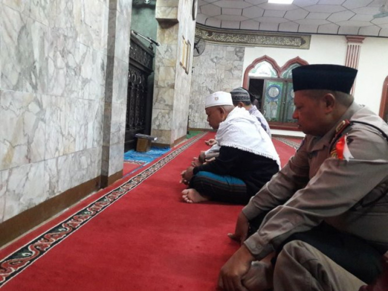 IMG-realisasi-program-polsantren-kanit-binmas-akp-hendis-melaksanakan-sholat-subuh-berjamaah-bersama-warga-di-masjid-darusalam