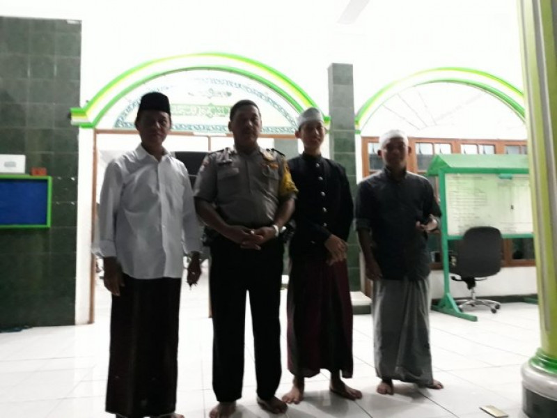 IMG-kegiatan-program-polsantren-bhabinkamtibmas-aiptu-suharno-melaksanakan-sholat-subuh-berjamaah-bersama-warga-di-masjid-shalahudin