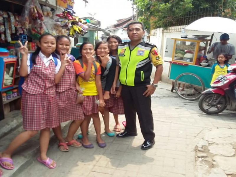 IMG-bhabinkamtibmas-aipda-toni-budi-berikan-himbauan-kepada-murid-murid-sekolah-sdn-empang-bahagia