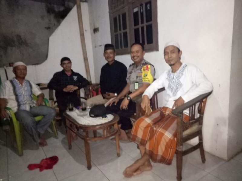 IMG-sambil-laksanakan-polsantren-aiptu-mulyadih-ajak-datangi-bilik-pemungutan-suara