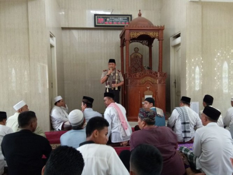 IMG-kapolsek-batu-ceper-melaksanakan-ibadah-sholat-jumat-berjamaah-bersama-warga-di-masjid-al-muqarrabin