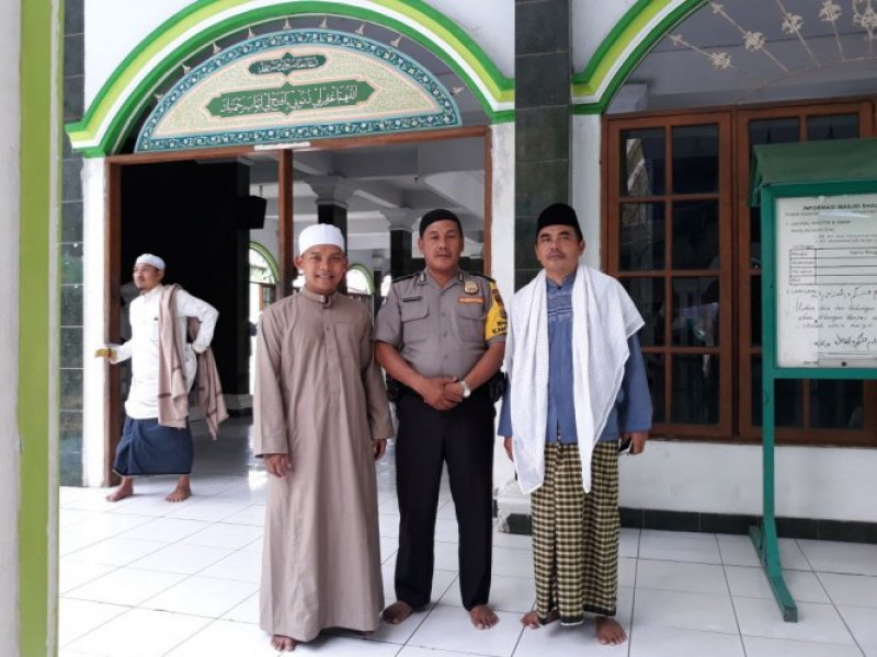 IMG-bhabinkamtibmas-aiptu-suharno-ibadah-sholat-jumat-berjamaah-bersama-para-warga-santri-dan-guru-pengasuh-di-pondok-pesantren