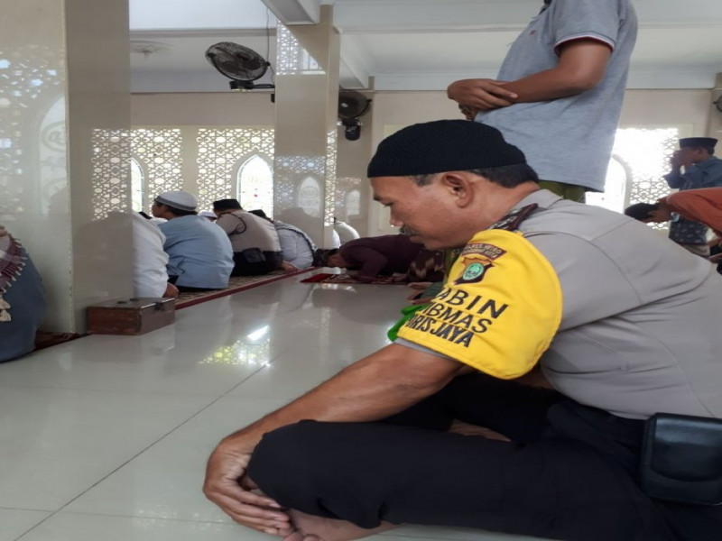 IMG-giat-polsantren-bhabinkamtibmas-aiptu-sucipto-laksanakan-sholat-jumat-berjamaah-di-masjid-al-muqarrabin