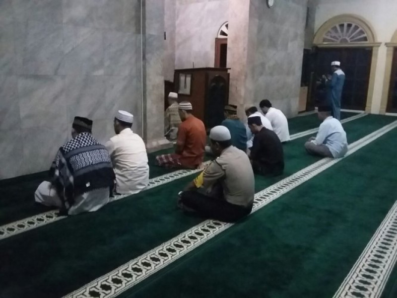 IMG-giat-polsantren-bhabinkamtibmas-aipda-toni-budi-beribadah-sholat-subuh-berjamaaqh-bersama-warga-di-masjid-jami-an-nur