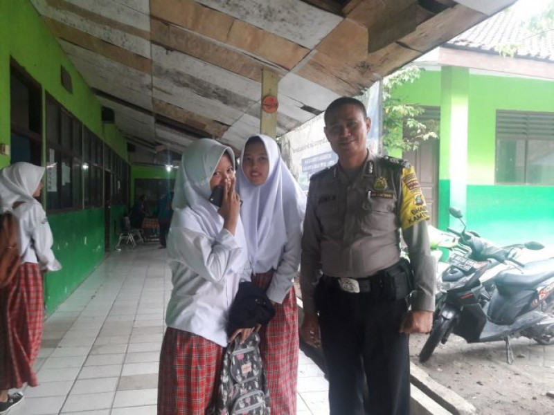 IMG-polisi-keliling-sekolah-brigadir-joni-laksanakan-sambang-dengan-murid-sekolah-mts-darusalam-batu-ceper