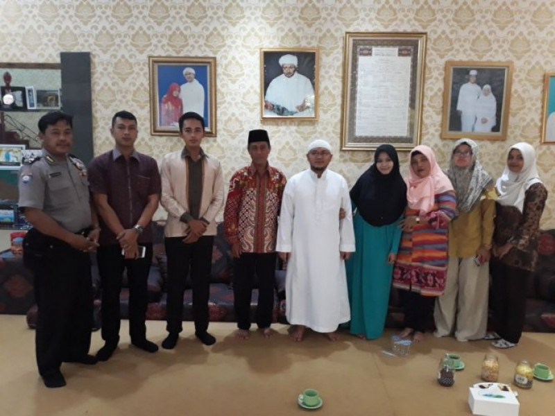 IMG-kegiatan-polisi-sambang-pesantren-assidiqiyah-2-batu-ceper-bhabinkamtibmas-bertemu-dengan-kh-muhamad-ulil-absort-al-hafiz