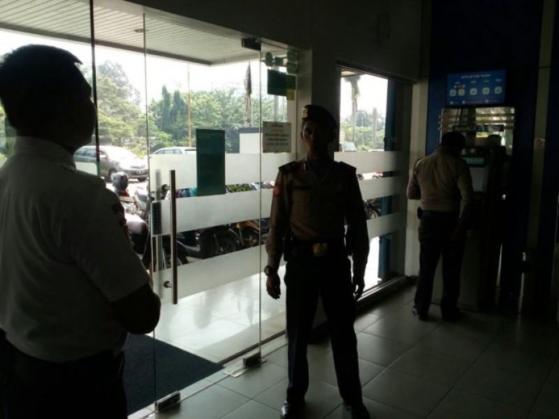 IMG-anggota-sabhara-patroli-6202-melaksanakan-kontrol-dan-berikan-himbauan-kamtibmas-kepada-security-bank-bca-cabang-batu-ceper