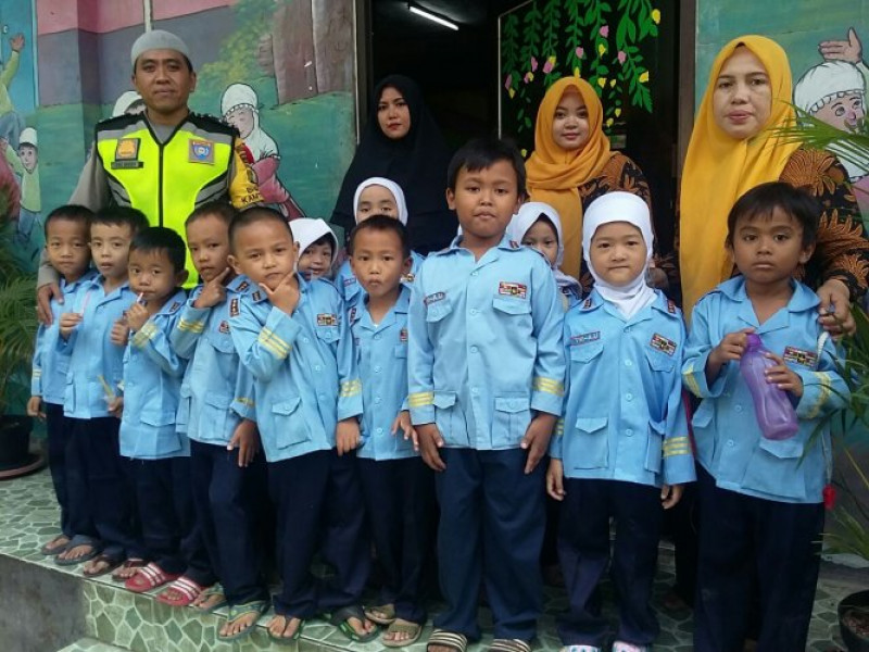 IMG-adik-adik-tk-islam-yayasan-al-ayaniah-photo-bersama-polisi