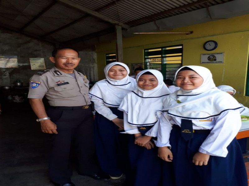 IMG-aiptu-sucipto-kunjungi-siswi-yang-sedang-melaksanakan-ujian-di-sekolah-smp-26-batu-ceper