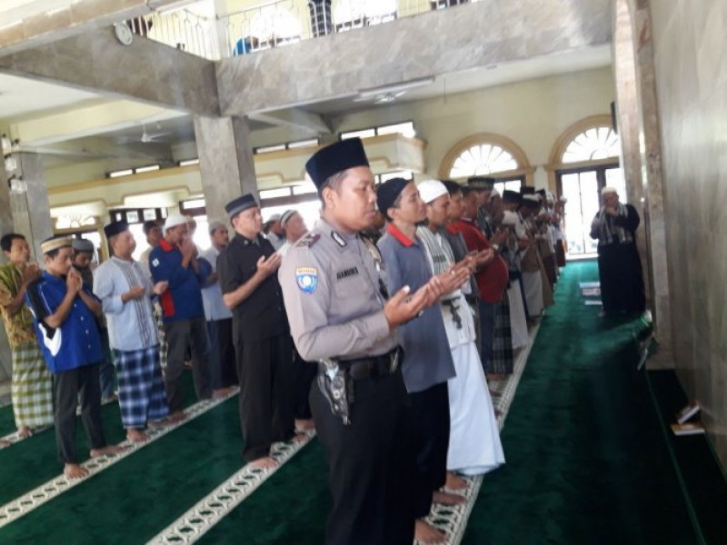 IMG-wakapolsek-batu-ceper-dan-anggota-personilnya-laksanakan-sholat-jumat-berjamaah-sekaligus-sholat-sunnah-goib-di-masjid-annur