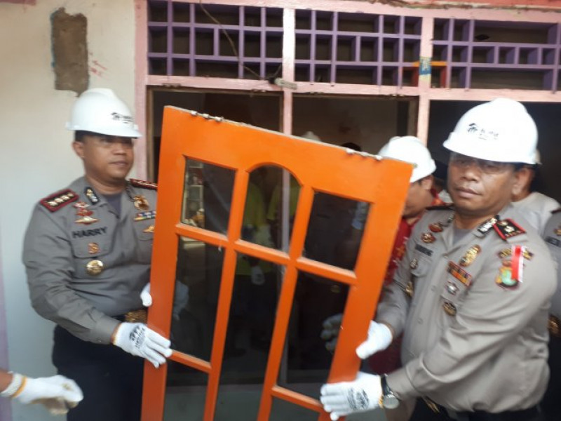 IMG-kapolres-metro-tangerang-kota-bersama-kapolsek-neglasari-bedah-rumah-marbot-masjid