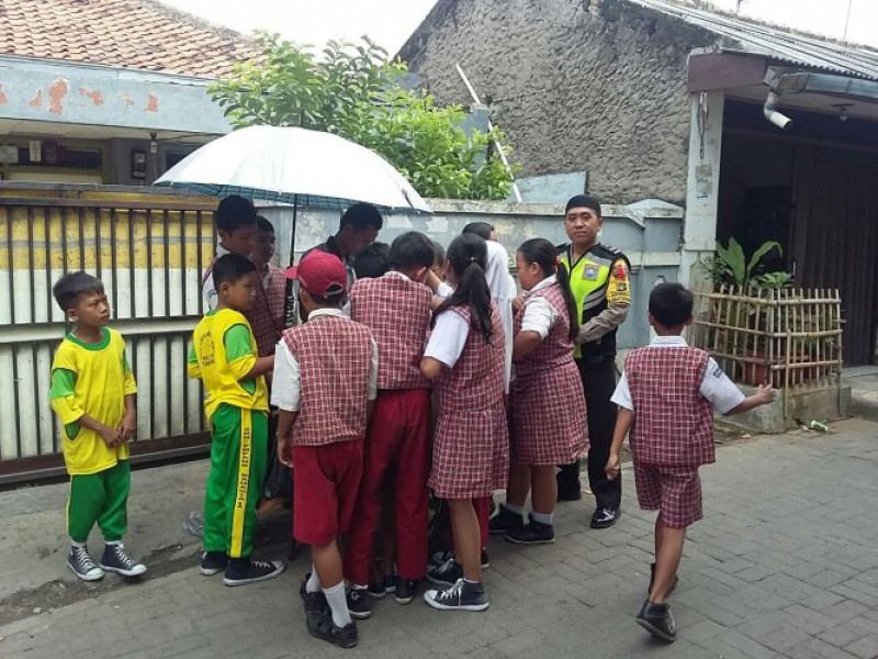 IMG-sambang-dialogis-sekolah-sdn-empang-bahagia-bhabinkamtibmas-aipda-toni-budi-berikan-himbauan-dengan-senyuman-manis