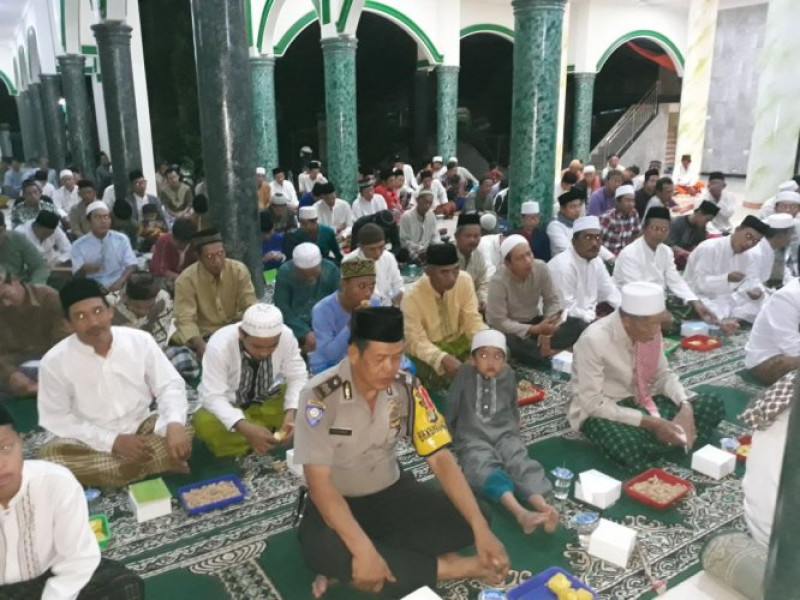 IMG-di-tengah-kegiatan-warganya-bhabinkamtibmas-polsek-cipondoh-ajak-waspadai-orang-mencurigakan