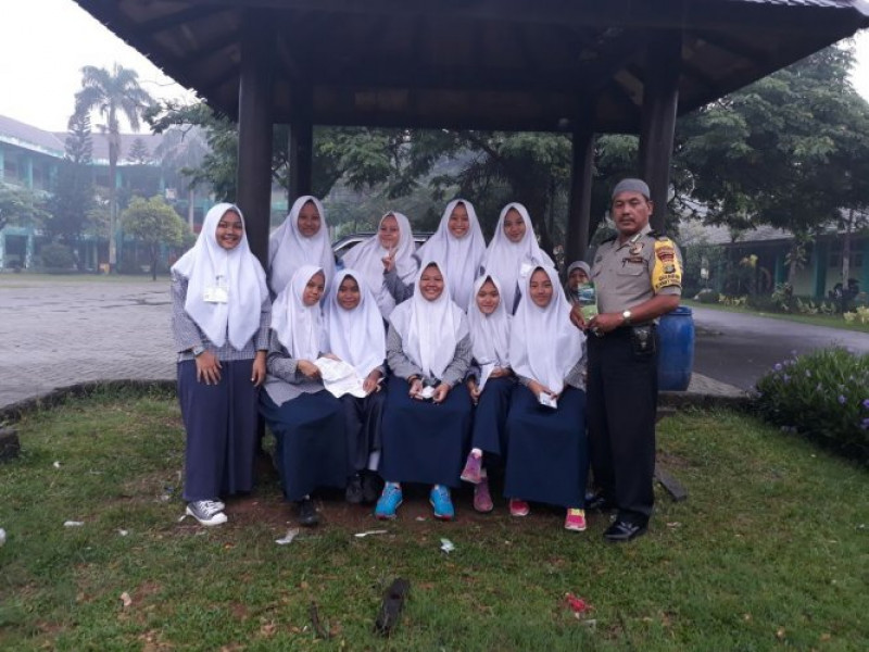 IMG-giat-polkiss-bhabinkamtibmas-aiptu-suharno-sambangi-sekolah-man-baul-ulum-ponpes-asshidiqqiyah-2-batu-ceper