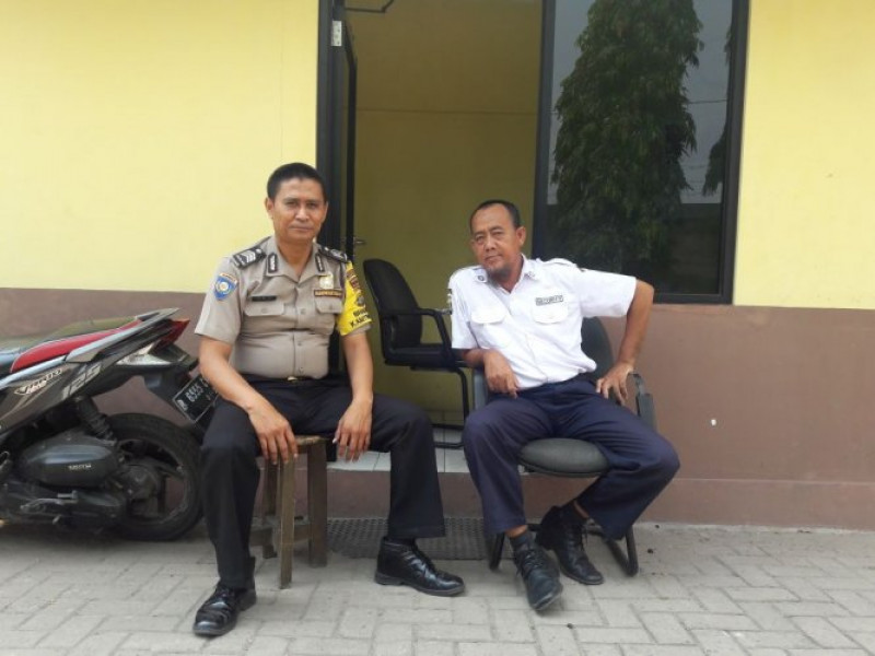 IMG-berikan-himbauan-kamtibmas-bhabinkamtibmas-brigadir-joni-sambang-petugas-security-sekolah-sman-14-batu-ceper