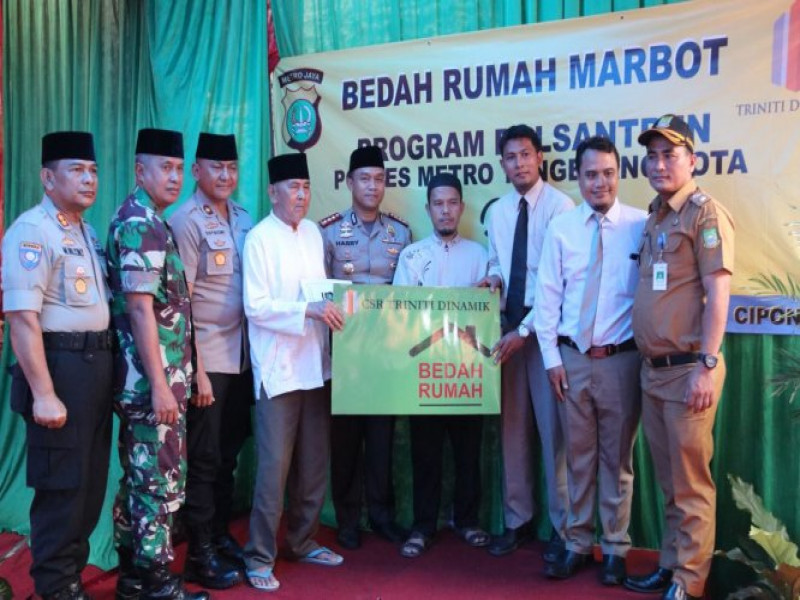 IMG-peletakkan-batu-pertama-oleh-kapolrestro-tangerang-kota-tanda-dimulainya-bedah-rumah