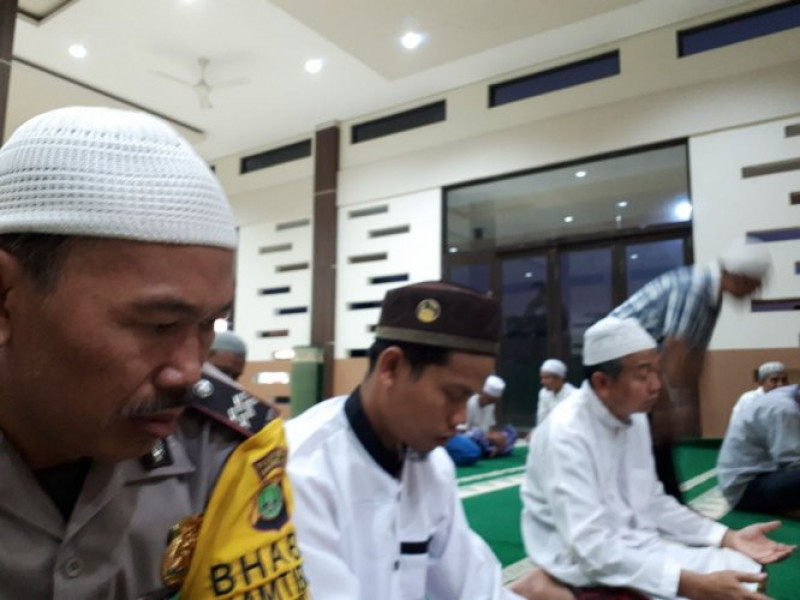 IMG-giat-polsantren-bhabinkamtibmas-aiptu-sucipto-melaksanakan-sholat-subuh-berjamaah-di-masjid-al-barkah