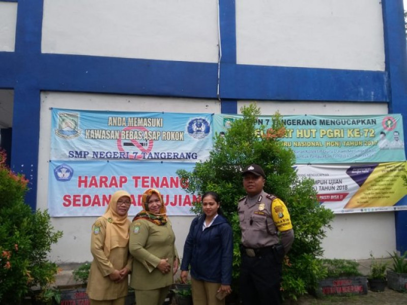 IMG-giat-polkiss-bhabinkamtibmas-aiptu-k-handoko-sambangi-guru-pelajar-smpn-7-batuceper