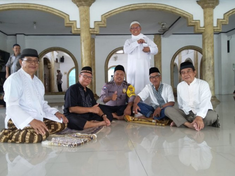 IMG-giat-polsantren-bhabinkamtibmas-aiptu-khandoko-laksanakan-sholat-jumat-dan-sambang-dialogis-ke-masjid-jami-al-muhajirin