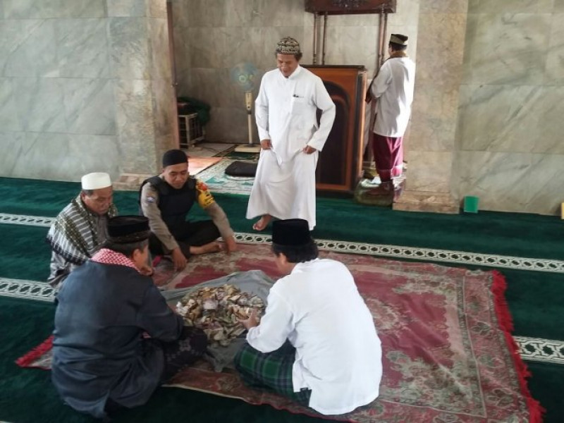 IMG-giat-polsantren-bhabinkamtibmas-kelkebon-besar-laksanakan-sholat-jumat-berjamaah-di-masjid-jami-an-nur