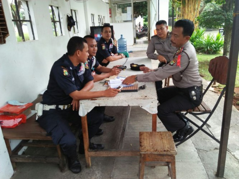 IMG-kanit-sabhara-polsek-cipondoh-sambangi-security-perumahan