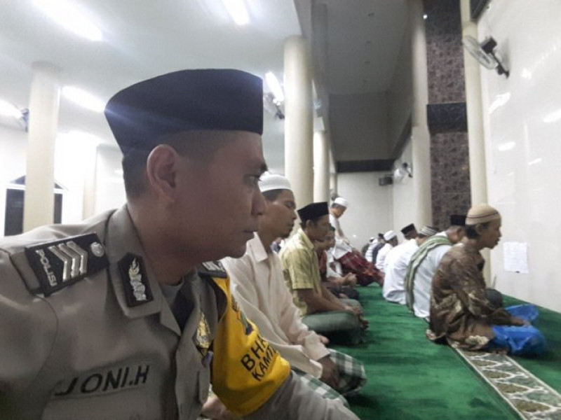 IMG-anggota-personil-polsek-batu-ceper-telah-melaksanakan-kegiatan-sholat-subuh-berjamaah-di-beberapa-masjid-di-wilayah-batu-ceper