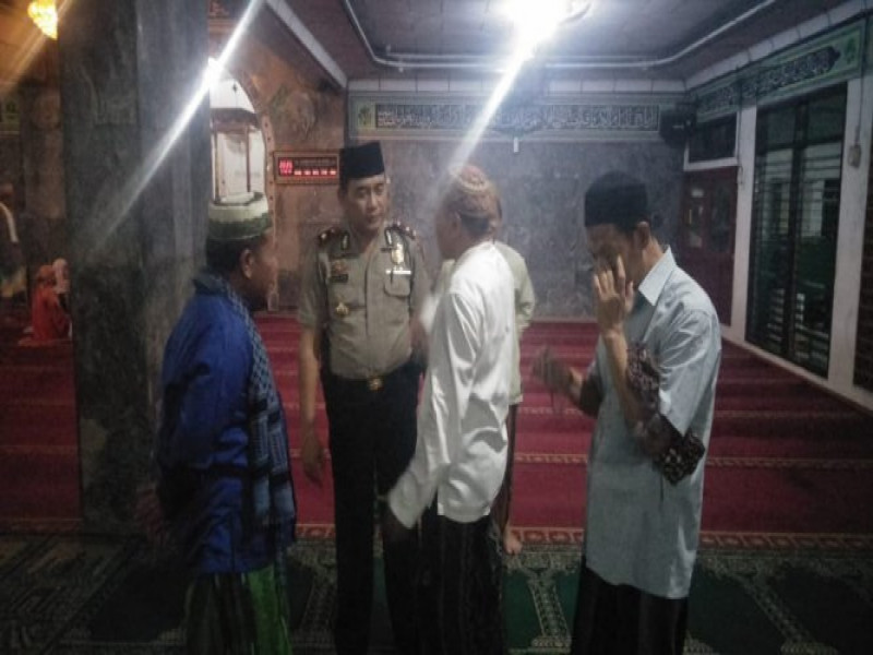 IMG-kapolsek-batu-ceper-melaksanakan-sholat-isya-sholat-sunnah-terawih-dan-sholat-witir-secara-berjamaah-bersama-dengan-warga