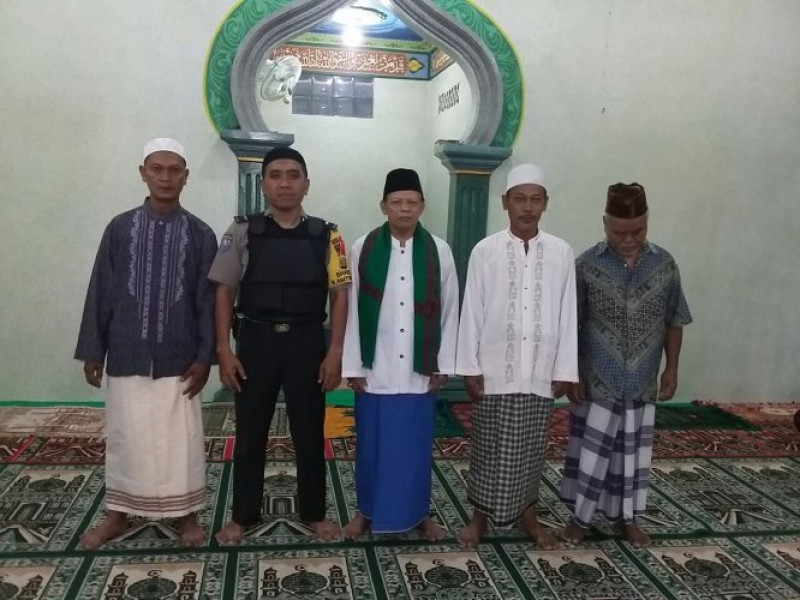 IMG-aipda-toni-budi-bhabinkamtibmas-kelurahan-kebon-besar-datangi-masholah-al-ikhlas-untuk-ibadah-sholat-subuh-berjamaah-bersama-warganya