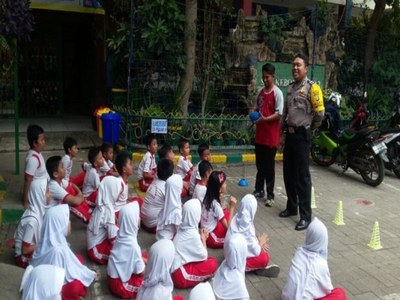 IMG-berikan-sentuhan-hangat-bhabinkamtibmas-polsek-batu-ceper-tunjukkan-polisi-yang-humanis-kepada-adik-adik-pelajar