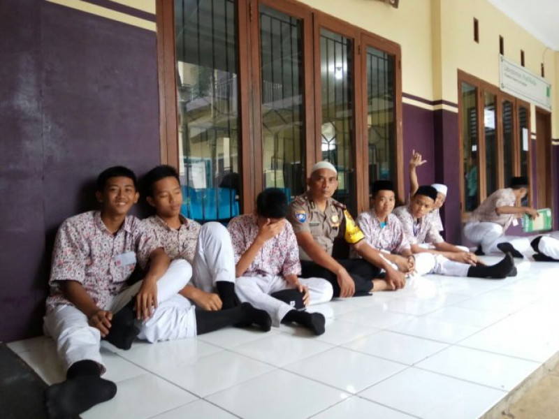 IMG-bhabinkamtibmas-polsek-cipondoh-ingatkan-siswa-agar-bijak-pergunakan-medsos