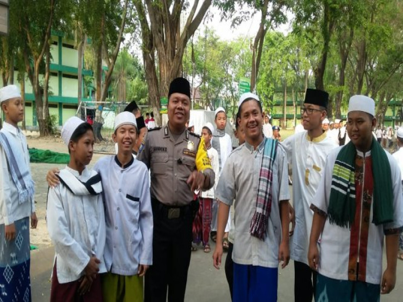 IMG-bhabinkamtibmas-aiptu-khandoko-laksanakan-sambang-dialogis-bertemu-para-santri-santri-pondok-pesantren-assidiqiyah-2-batu-ceper