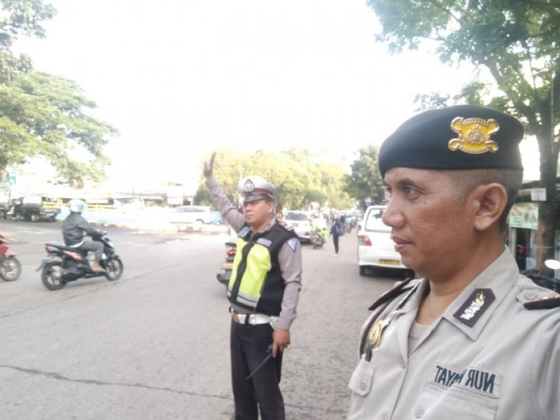 IMG-anggota-unit-lantas-dan-anggota-unit-sabhara-di-dalam-bulan-puasa-ramadhan-tetap-eksis-di-dalam-pelayanan-kepada-warga-masyarakat