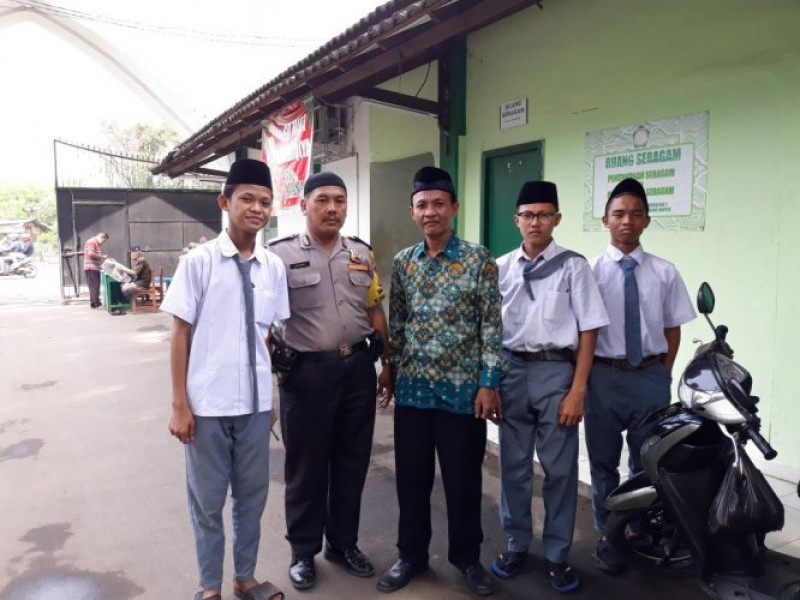 IMG-bhabinkamtibmas-aiptu-suharno-rangkul-para-santri-santri-pondok-pesantren-assidiqiyah-2-batu-ceper