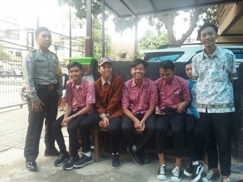 IMG-giat-polkiss-bhabinkamtibmas-aipda-toni-budi-himbau-pelajar-sekolah-smk-teknologi-yayasan-al-ayaniah-sambang-dialogis