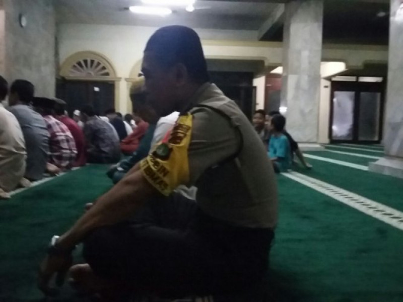 IMG-kegiatan-bhabinkamtibmas-aipda-toni-budi-lakukan-sholat-subuh-keliling-ke-masjid-an-nur-kebon-besar