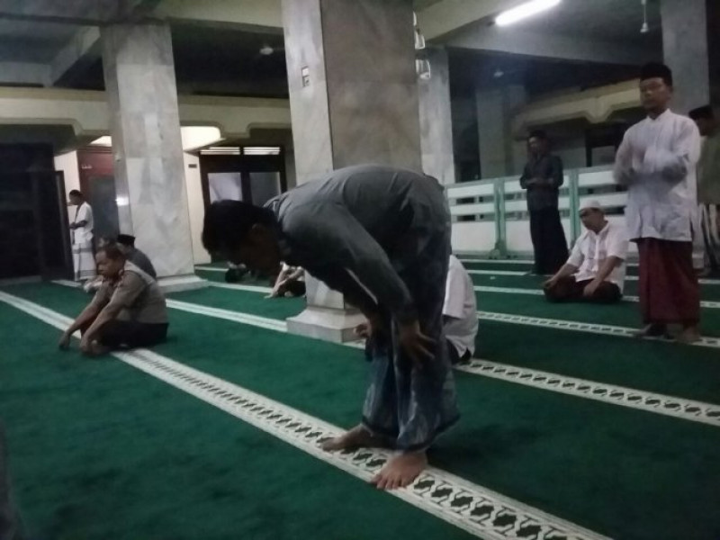 IMG-giat-polsantren-kanit-bimas-laksanakan-sholat-subuh-keliling-di-masjid-jami-an-nur