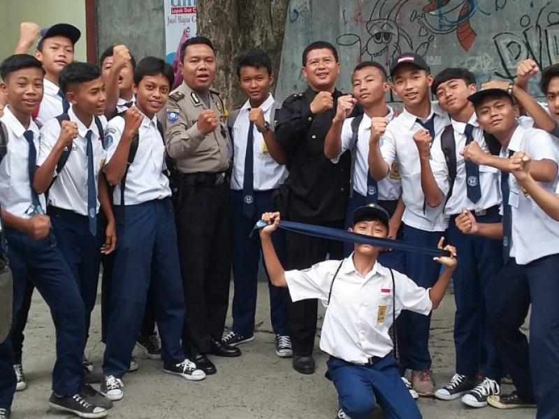 IMG-giat-polkiss-bhabinkamtibmas-aiptu-k-handoko-sambangi-pelajar-sekolah-smpn-7-batu-ceper