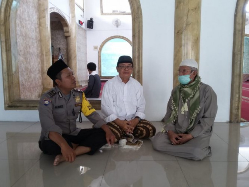 IMG-aiptu-khandoko-jumling-dan-sambang-dialogis-dengan-pengurus-masjid-jami-al-muhajirin-batu-ceper