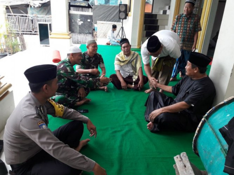 IMG-bhabinkamtimmas-brigadir-joni-sholat-jumat-di-masjid-nurrurohman-kelbatu-sari-batu-ceper