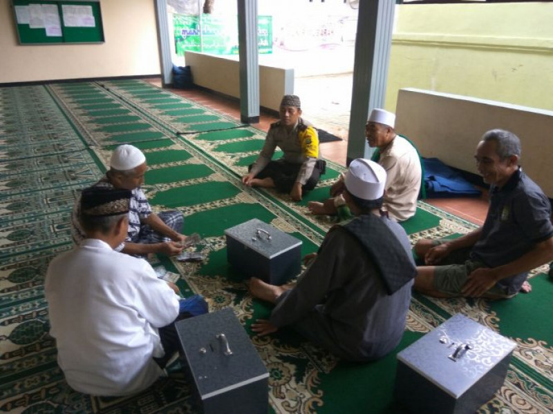 IMG-giat-polsantren-bhabinkamtibmas-kelurahan-porisgaga-sholat-jumat-di-masjid-nurut-taqwa