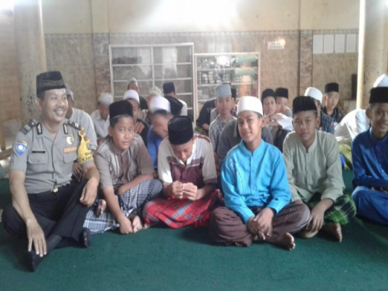 IMG-bhabinkamtibmas-polsek-cipondoh-laksanakan-kegiatan-sambang-polsantren