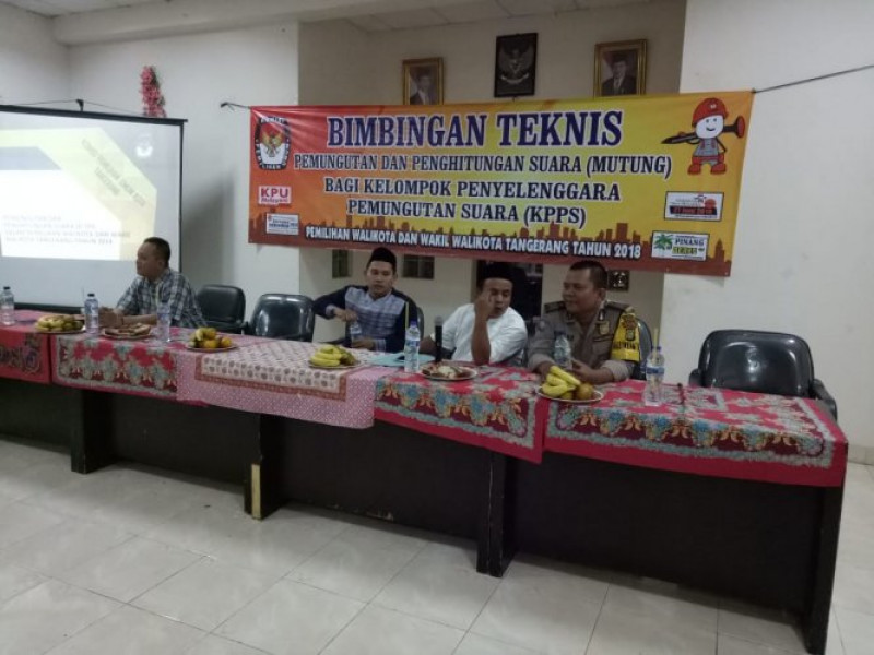 IMG-bhabikamtibmas-kelurahan-pakojan-saat-ini-sedang-di-laksanakan-pelantikan-kpps