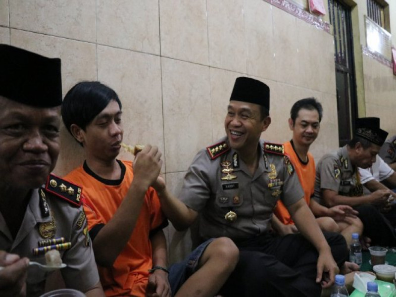 IMG-kapolrestro-tangerang-kota-duduk-dengan-tahanan-saat-berbuka-puasa