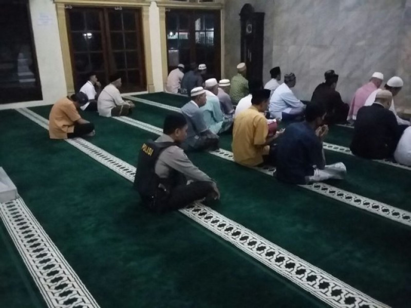 IMG-aipda-toni-budi-melaksanakan-sholat-subuh-keliling-di-masjid-jami-annur