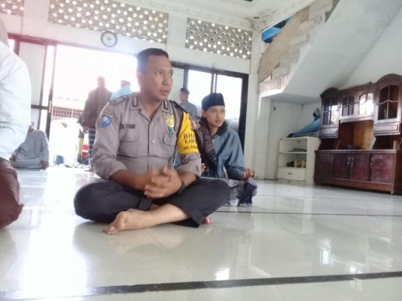 IMG-tingkatkan-keimanan-dan-harkamtibmas-binmas-polsek-neglasari-kelurahan-karang-anyar-shalat-berjamaah-bersama-warganya